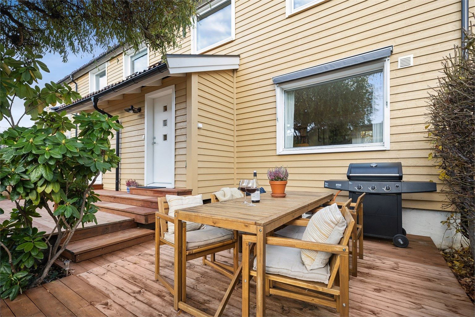 Velkommen hjem! Et hyggelig og gjennomført inngangsparti ønsker deg velkommen med grønne omgivelser og en ro som setter stemningen for resten av boligen.