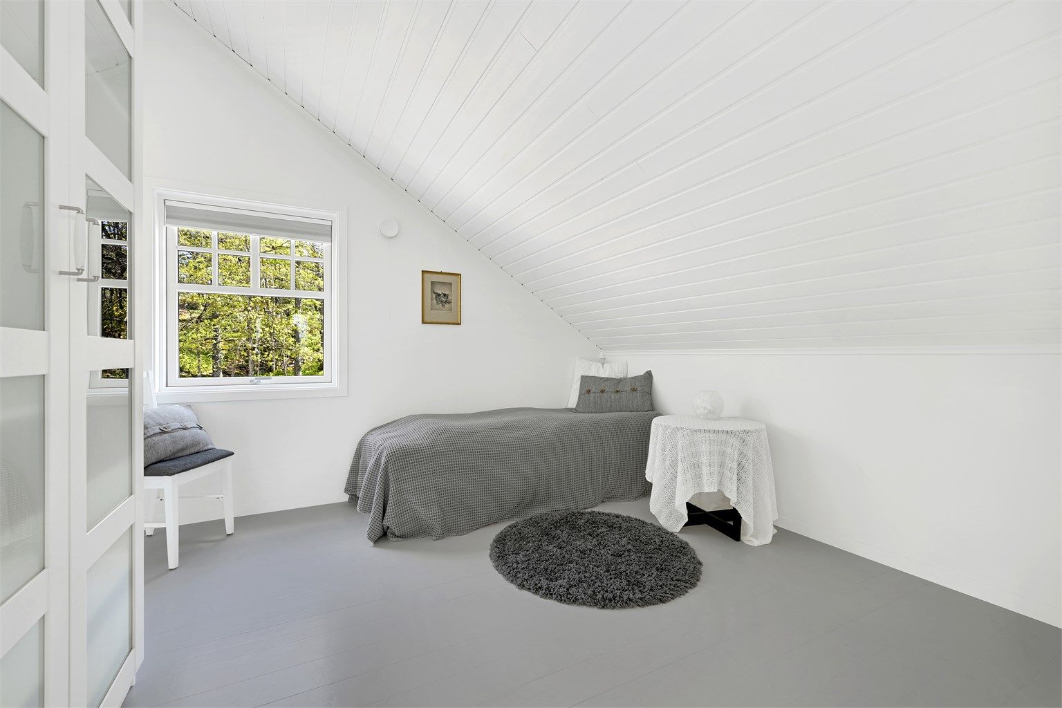 Soverom med garderobeskap.