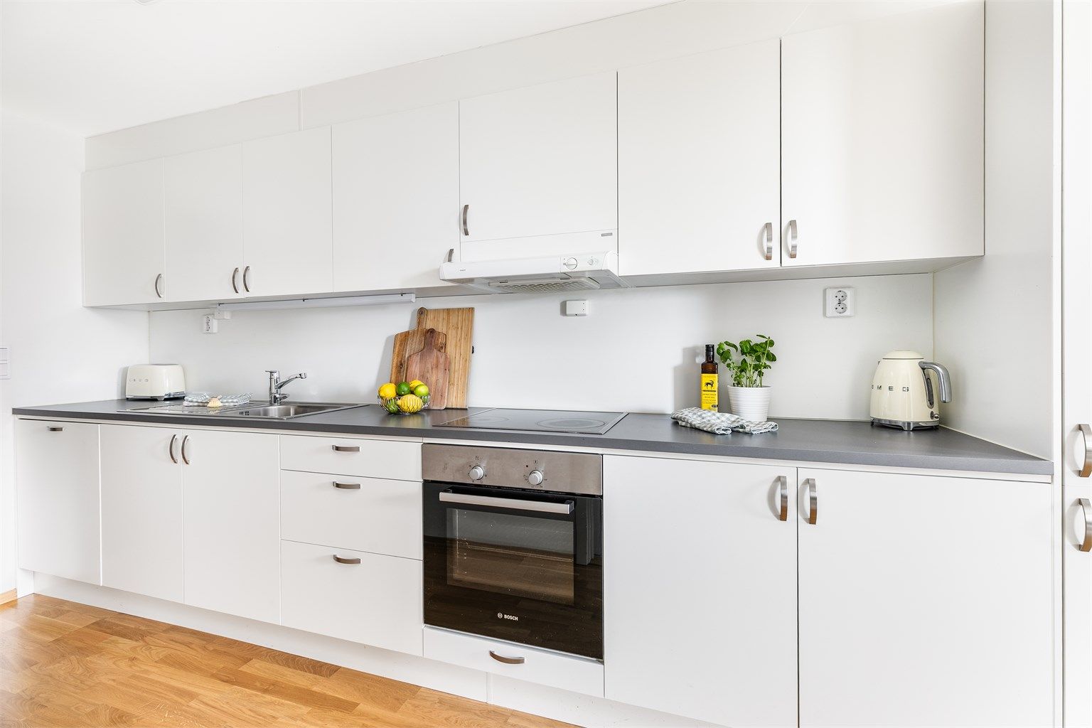 Alle kjøkkenets hvitevarer er integrert og medfølger.