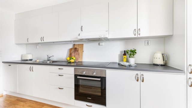 Alle kjøkkenets hvitevarer er integrert og medfølger.