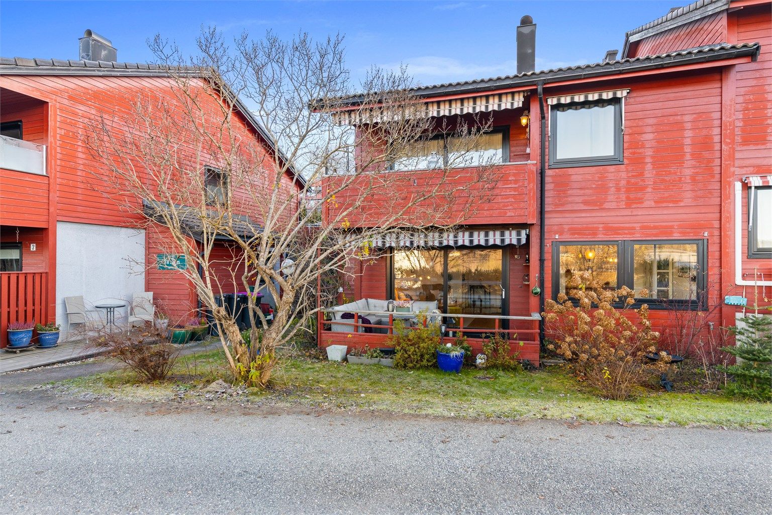 Her får du en leilighet med god planløsning. Leiligheten har en vestvendt hage og terrasse med gode solforhold.