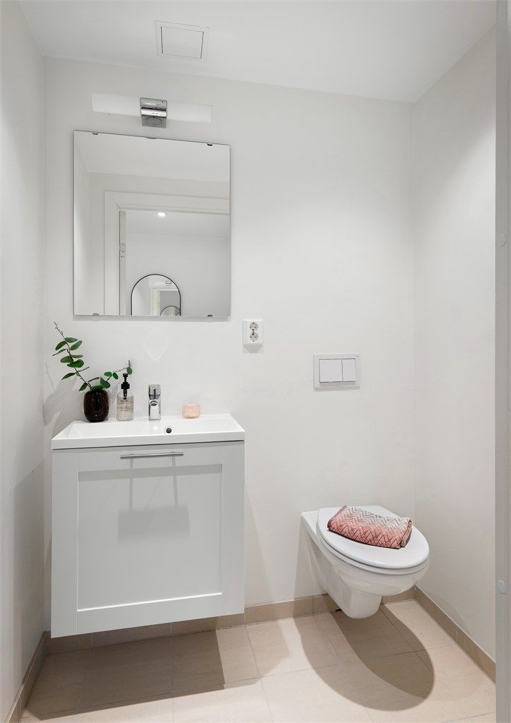 Et ekstra toalettrom i tillegg til badet er spesielt praktisk når besøkende er innom. Også dette har vannbåren gulvvarme.