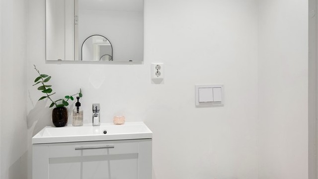 Et ekstra toalettrom i tillegg til badet er spesielt praktisk når besøkende er innom. Også dette har vannbåren gulvvarme.