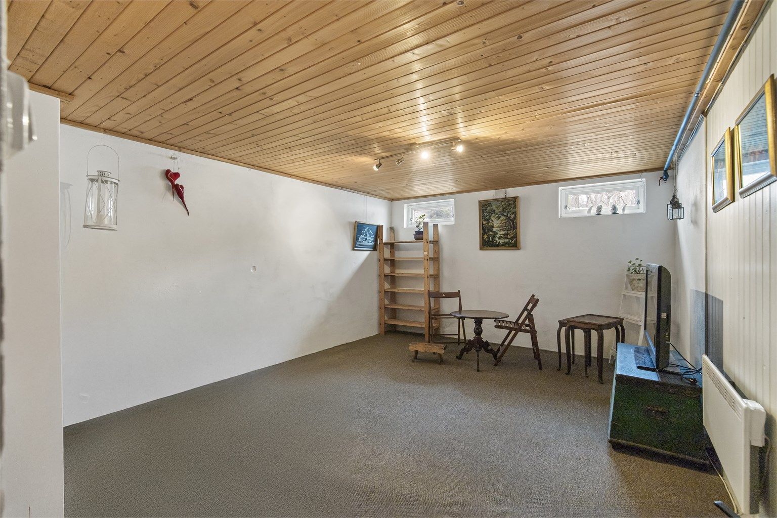 Kjellerstue (vinduer er ikke godkjent som rømning)