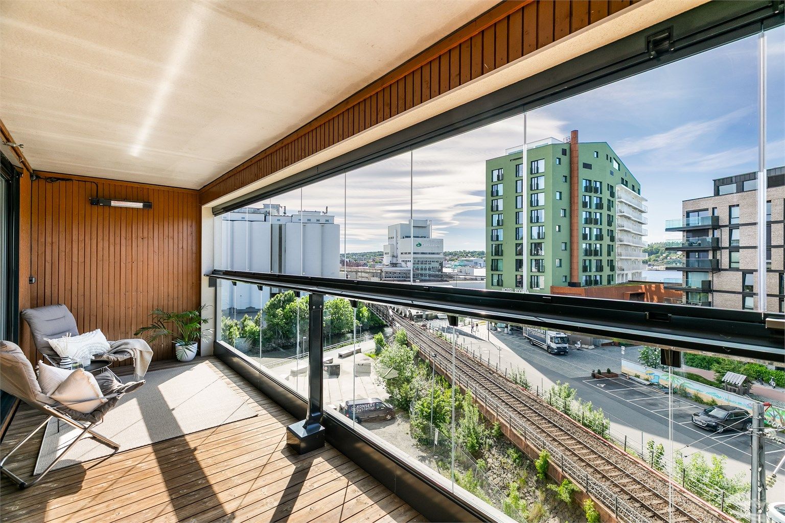 I den luftige høyden av femte etasje er det også gode solforhold.
Skjermende glass utvider verandaens bruksmuligheter og kan enkelt trekkes frem/tilbake.