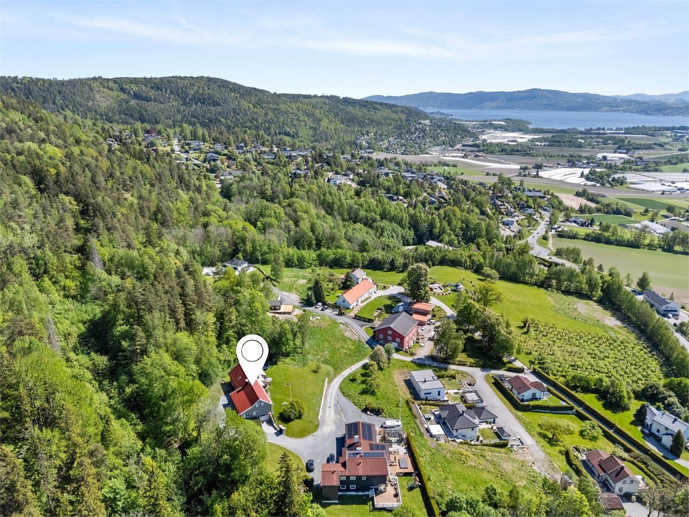 Eiendommen har en attraktiv og flott beliggenhet i et fredelig boligområde på Reistad. Foto: Anders Bredvei Kjøndal/Luxe AS