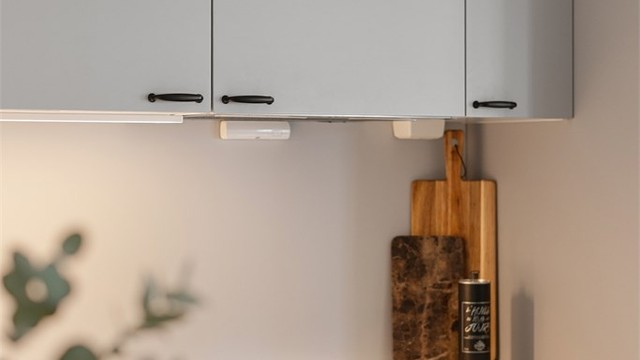 Ventilator i overskap sørger for effektivt avtrekk under matlagingen.