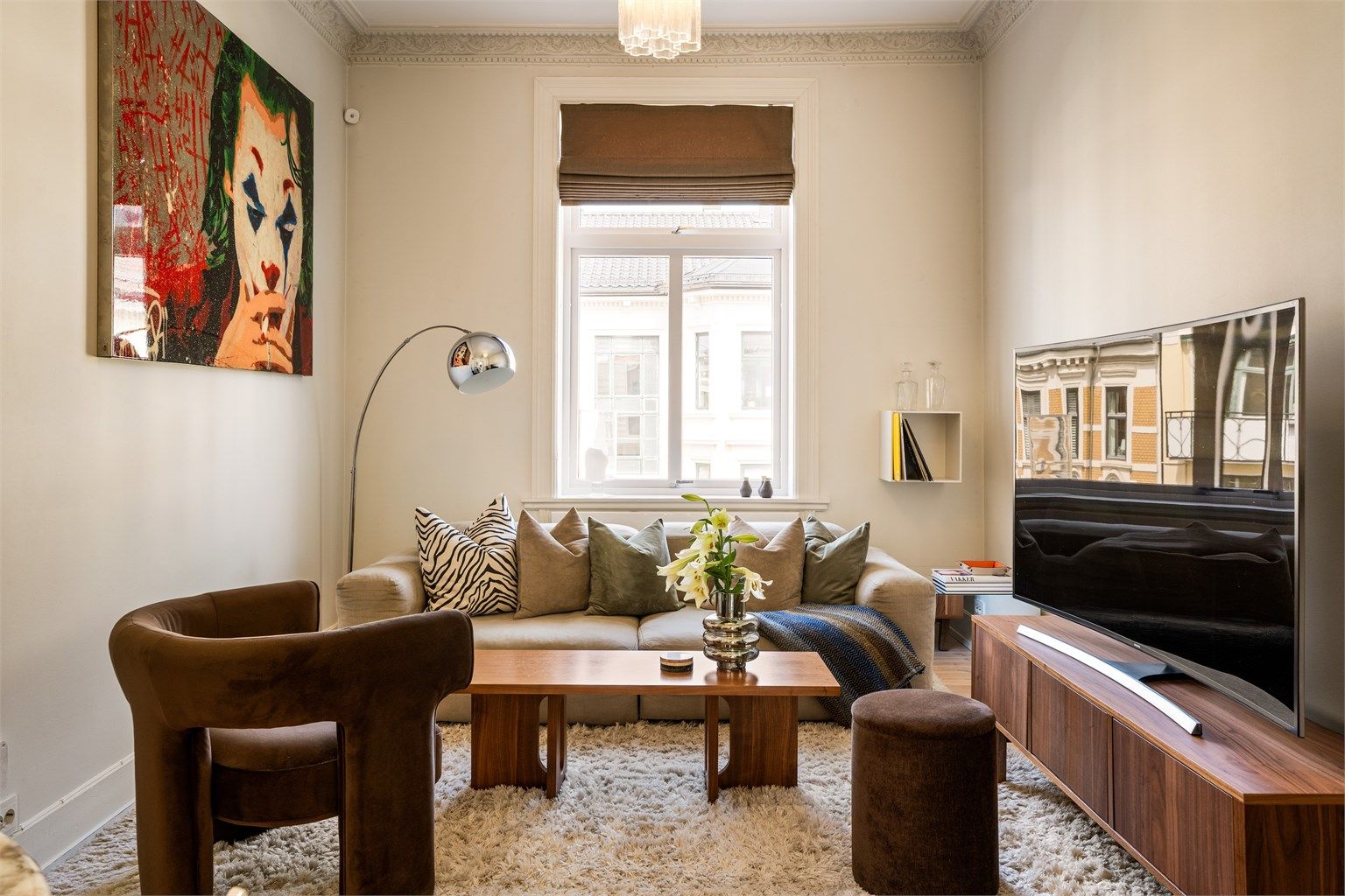 Stuen har store vindusflater og god plass til sofagruppe.