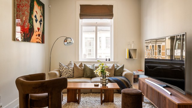 Stuen har store vindusflater og god plass til sofagruppe.