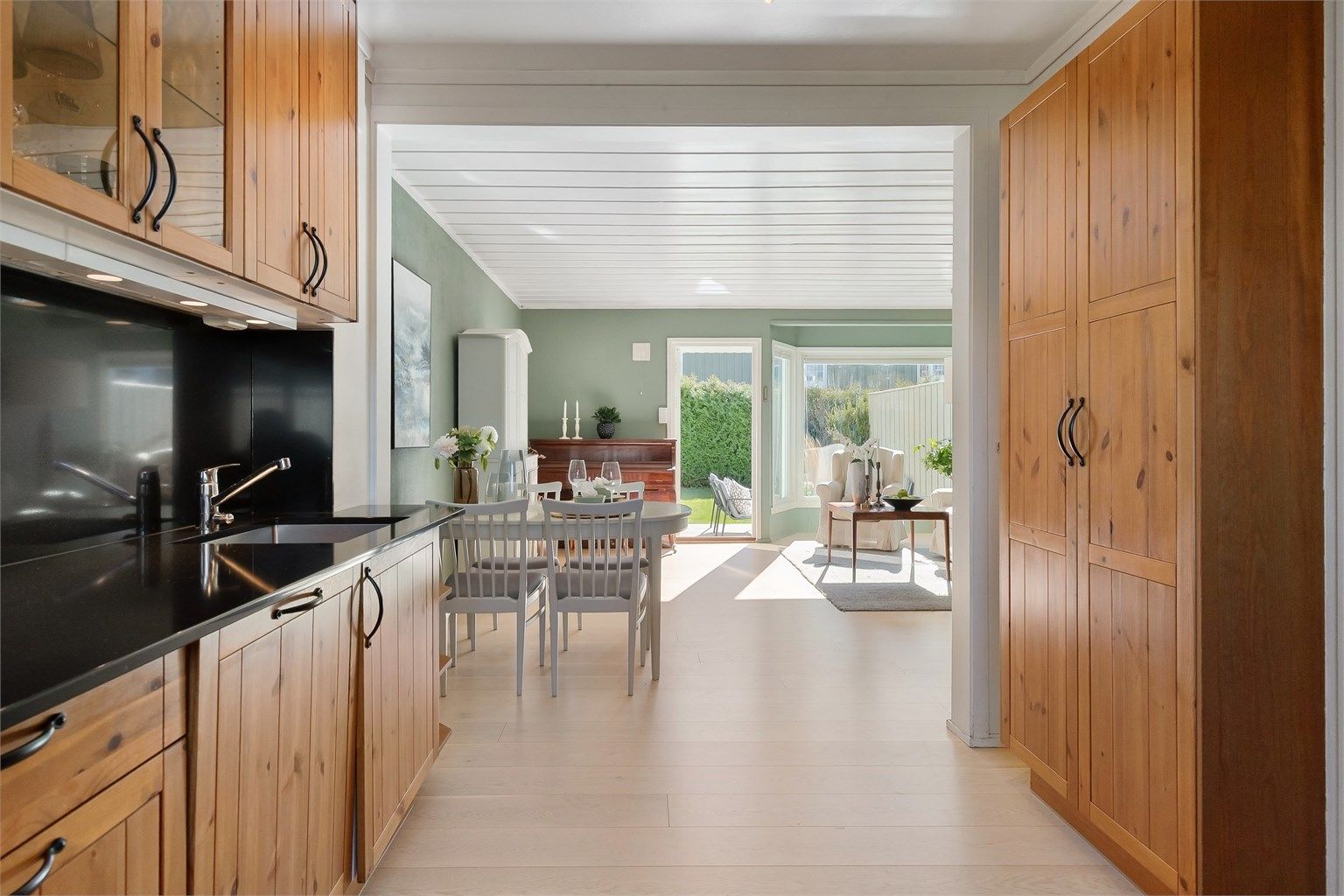 Fra kjøkkenet er det en åpen og sosial forbindelse til stuen og spiseplassen.