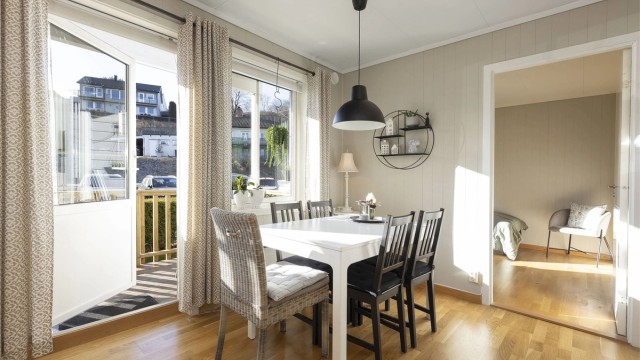 Fra kjøkkenet har man utgang til den vestvendte terrassen