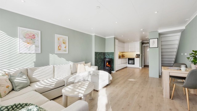 Velkommen til Hilton 38A. Lekkert rekkehus på kløfta over 3 plan beliggende på et barnevennlig og koselig område!