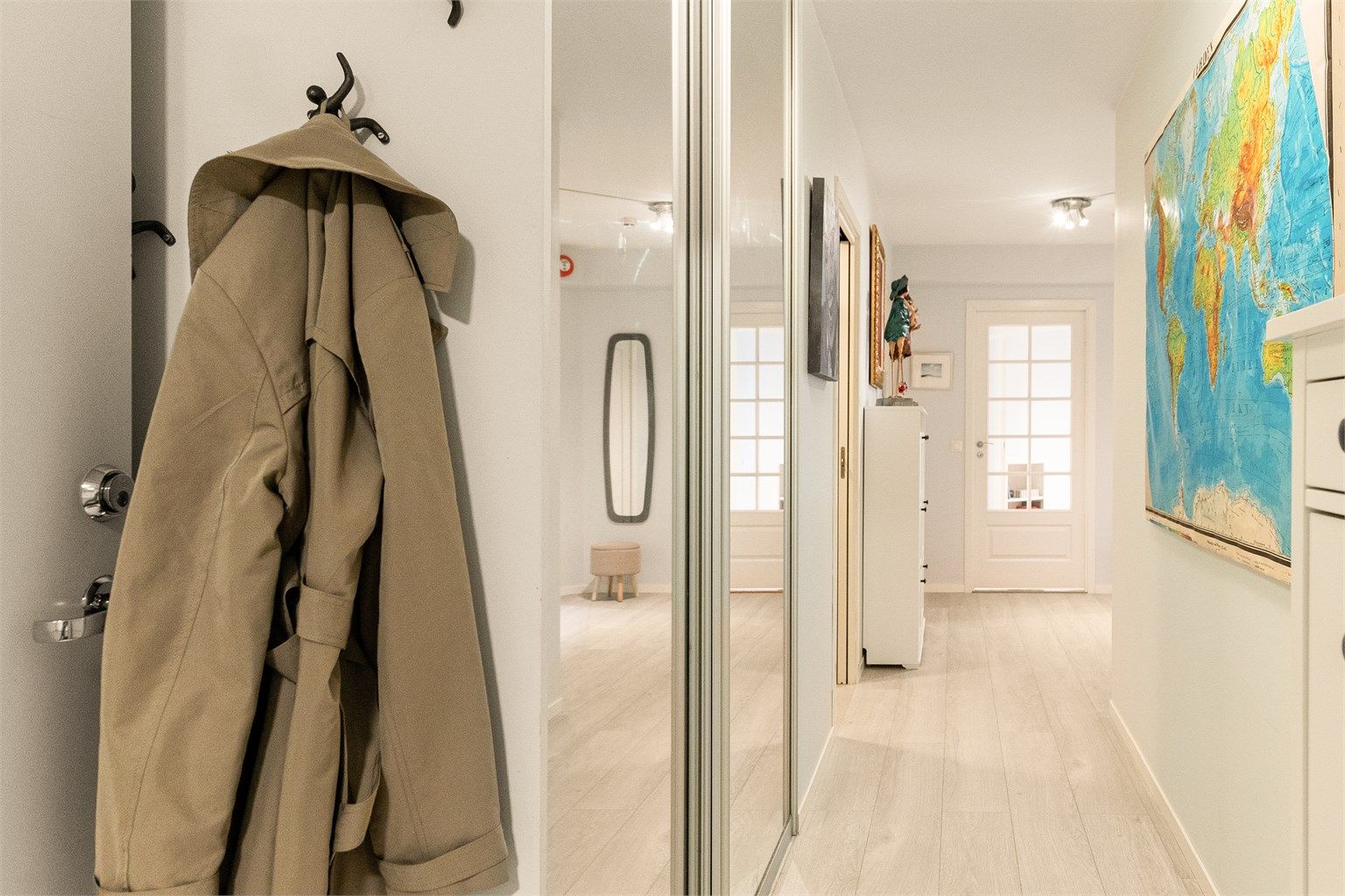 - Entré med skyvedørsgarderobe med speilfronter for praktisk oppbevaring av yttertøy -