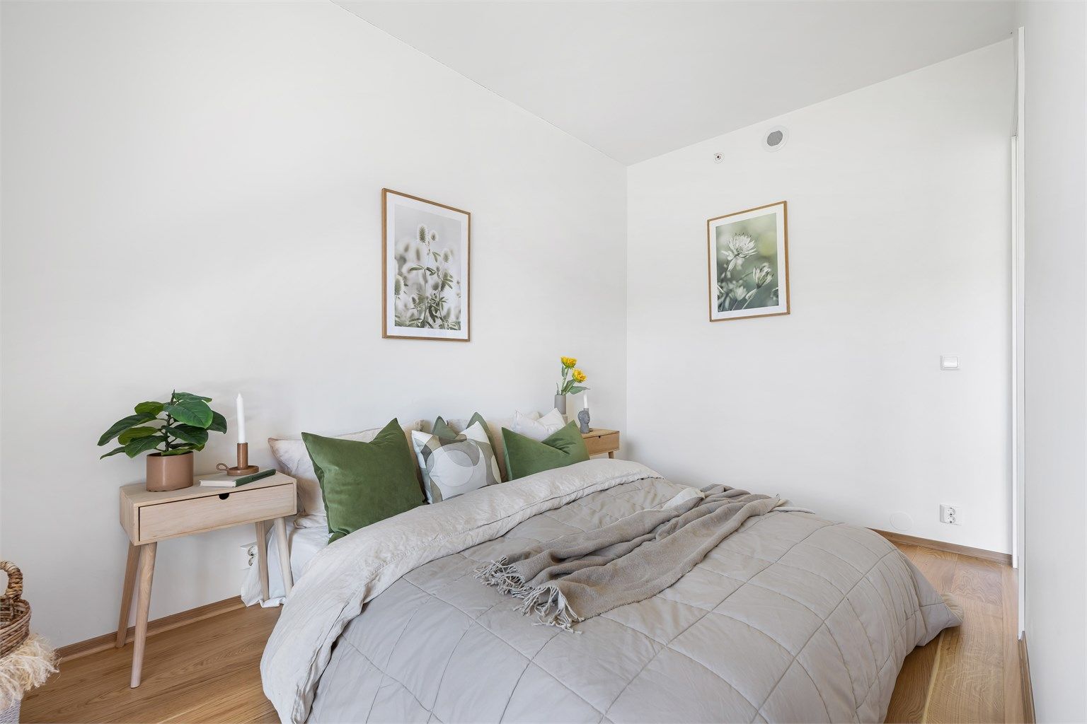 Romslig soverom med to dører inn fra stuen 