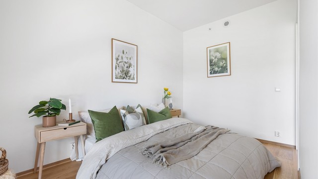 Romslig soverom med to dører inn fra stuen