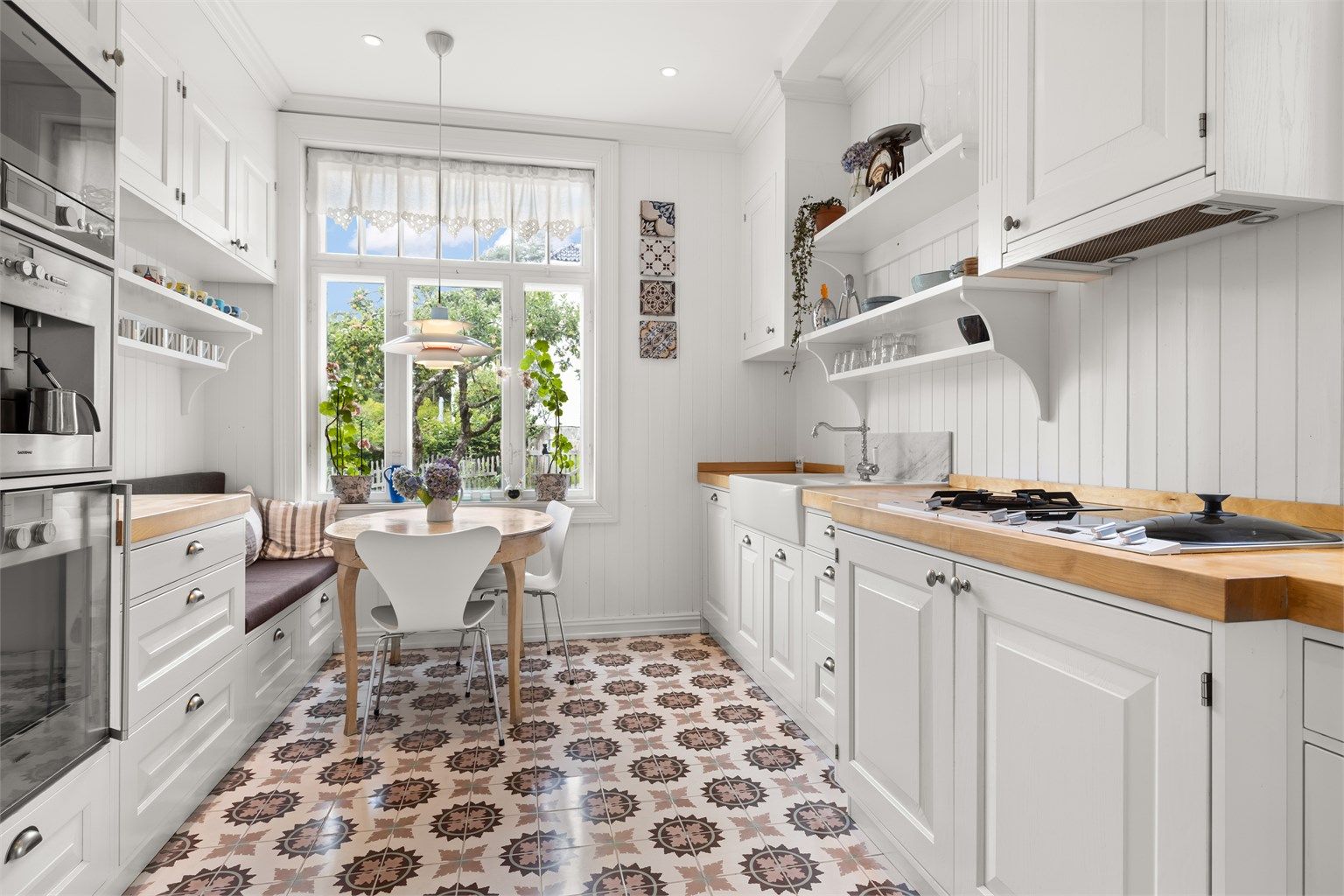 En pen og gjennomført villa der overflater og innredning er holdt i en klassisk og moderne stil, hvor det er lagt stor vekt på å bevare husets klassiske karakter og sjarme