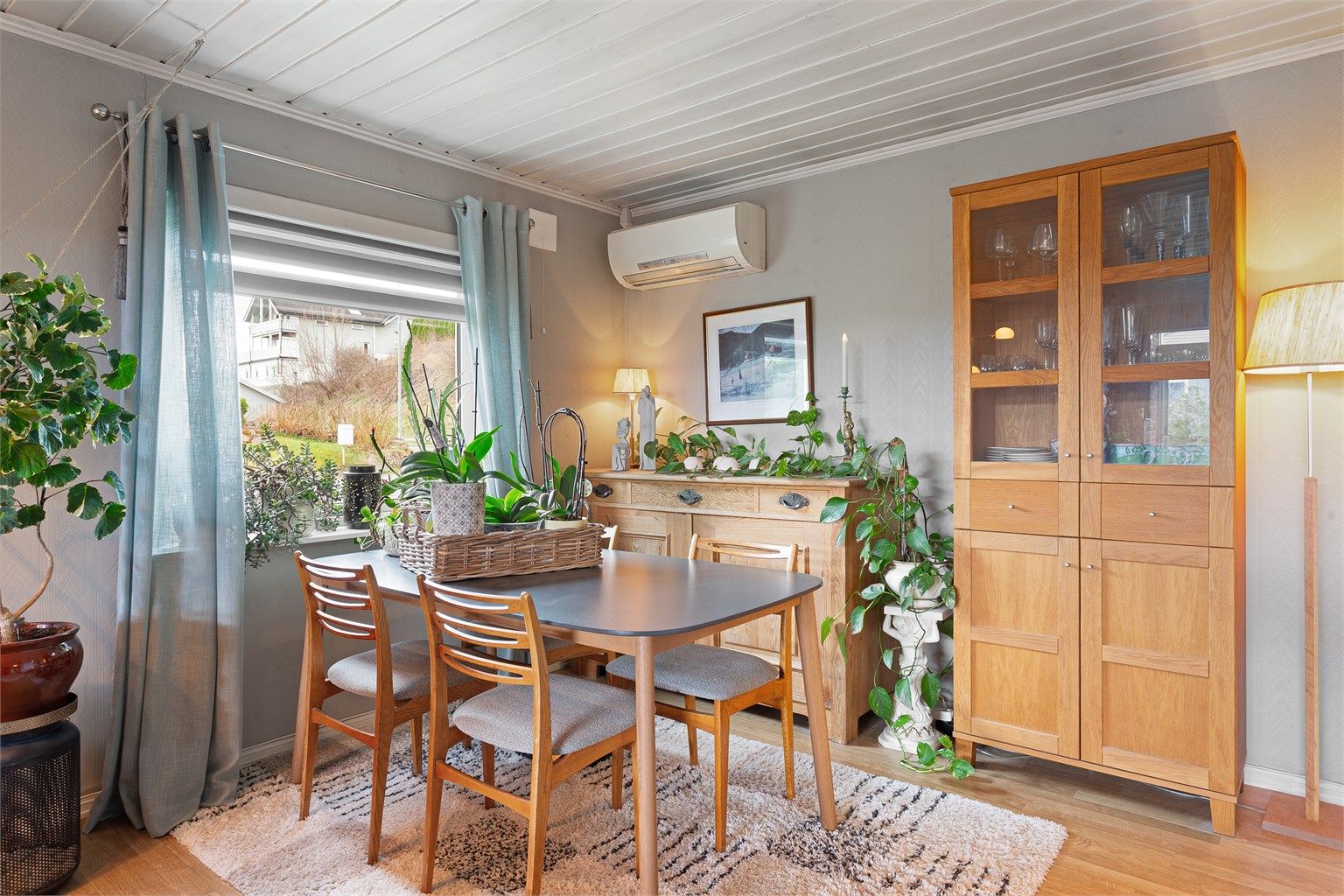 Spiseplassen har en fin plassering med nærhet til både kjøkken og stue.