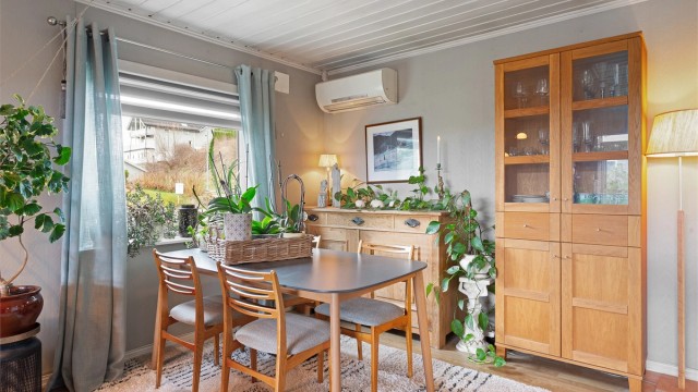 Spiseplassen har en fin plassering med nærhet til både kjøkken og stue.