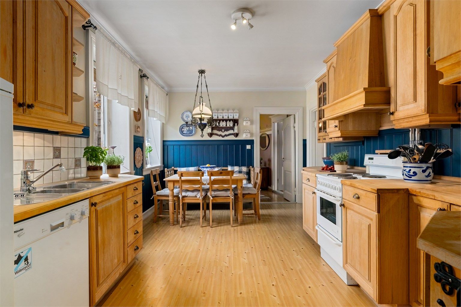 Kjøkkenet i 2. etasje har en landlig stil og innredning med heltre svartor (spesialdesignet av Øyfjell treindustri)