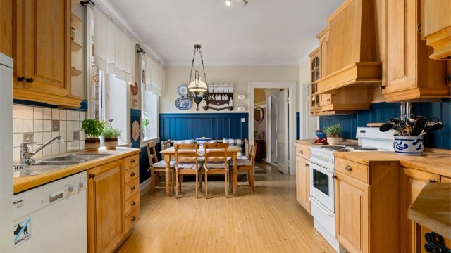 Kjøkkenet i 2. etasje har en landlig stil og innredning med heltre svartor (spesialdesignet av Øyfjell treindustri)