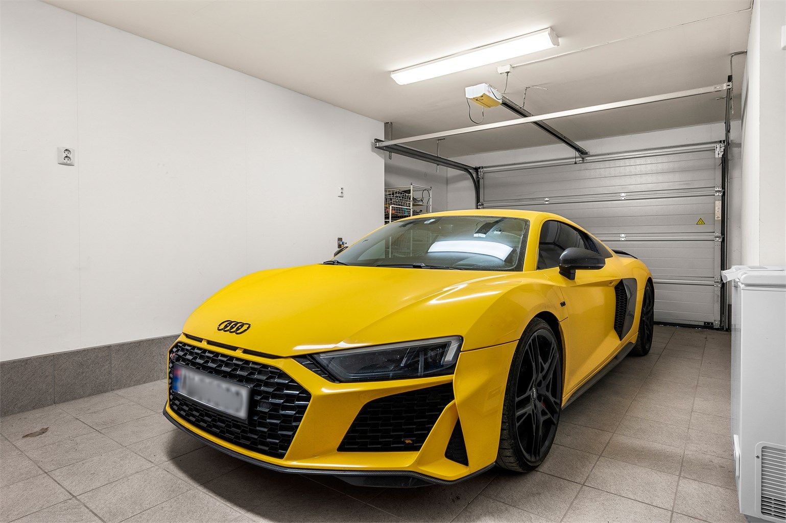 Integrert garasje gir trygg og komfortabel parkering, med plass til bil og rom for ekstra oppbevaring.