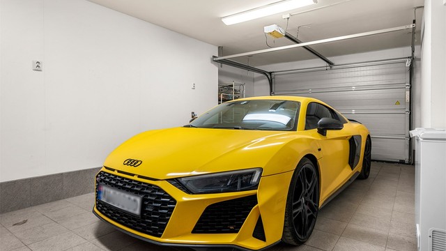 Integrert garasje gir trygg og komfortabel parkering, med plass til bil og rom for ekstra oppbevaring.