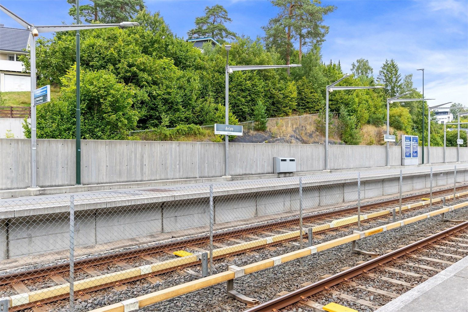 Kun 2 min gåavstand til Avløs t-bane som tar deg inn til Oslo sentrum på ca. 20 minutter. Banen går også til Bekkestua sentrum på noen få minutter