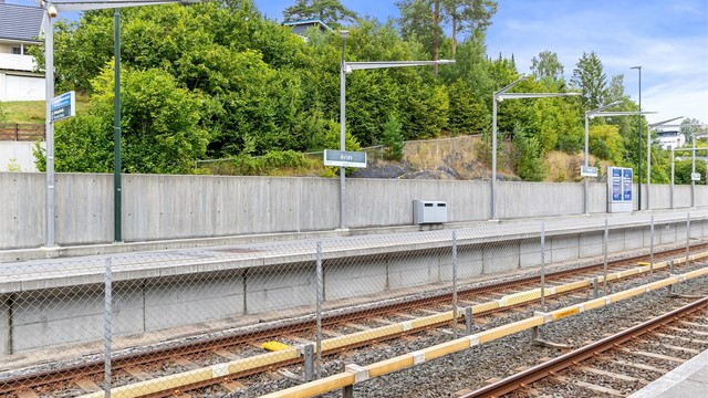 Kun 2 min gåavstand til Avløs t-bane som tar deg inn til Oslo sentrum på ca. 20 minutter. Banen går også til Bekkestua sentrum på noen få minutter