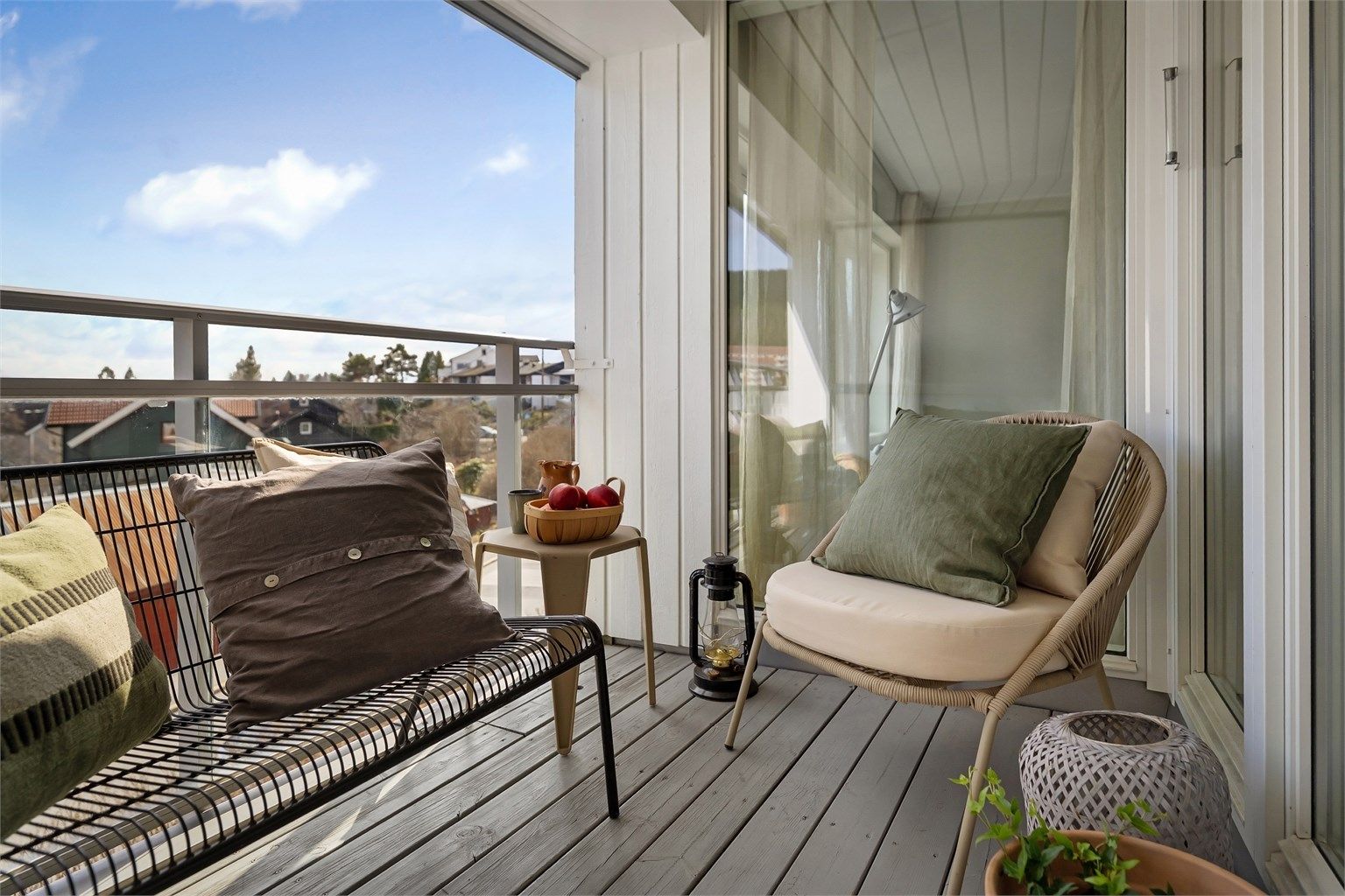 Balkongen er overbygget, noe som gjør at uterommet er fullt brukbart i nesten all slags vær