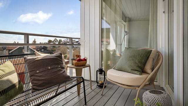 Balkongen er overbygget, noe som gjør at uterommet er fullt brukbart i nesten all slags vær