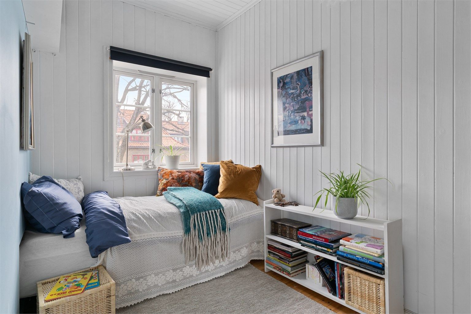 Leilighetens første soverom ligger i hovedetasjen og har plass til seng og oppbevaringsmøbler. 