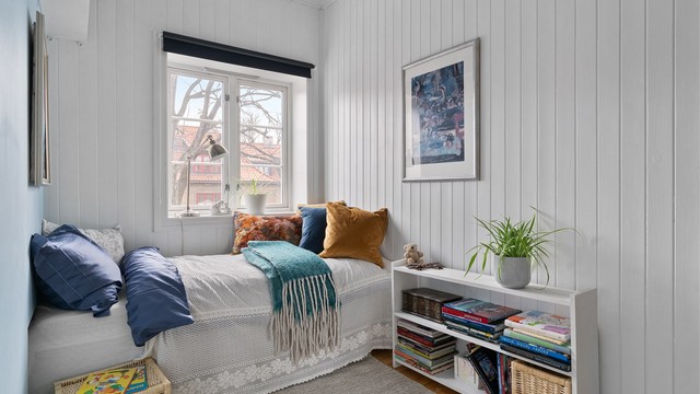 Leilighetens første soverom ligger i hovedetasjen og har plass til seng og oppbevaringsmøbler.