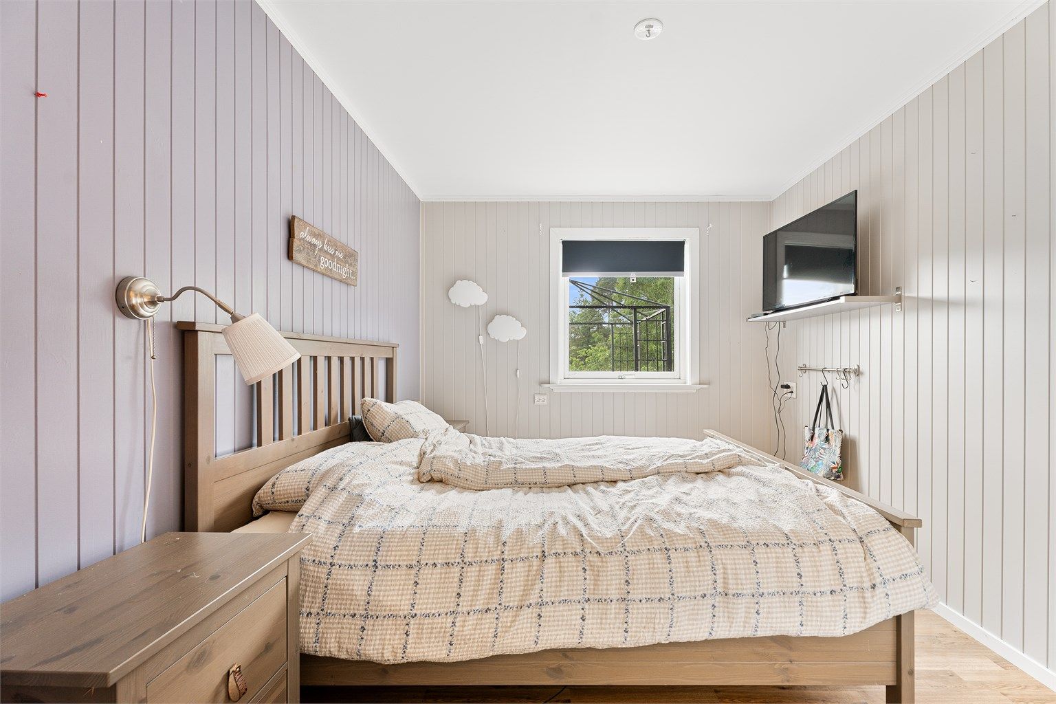 Soverom 3 - Romslig med god plass til dobbeltseng og garderobe 