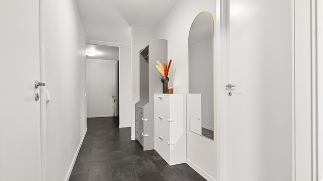 Velkommen inn! Romslig entré med god plass til oppbevaring av yttertøy og sko. Leiligheten disponerer også fire boder på til sammen 20 kvm med ytterligere lagringsmuligheter.