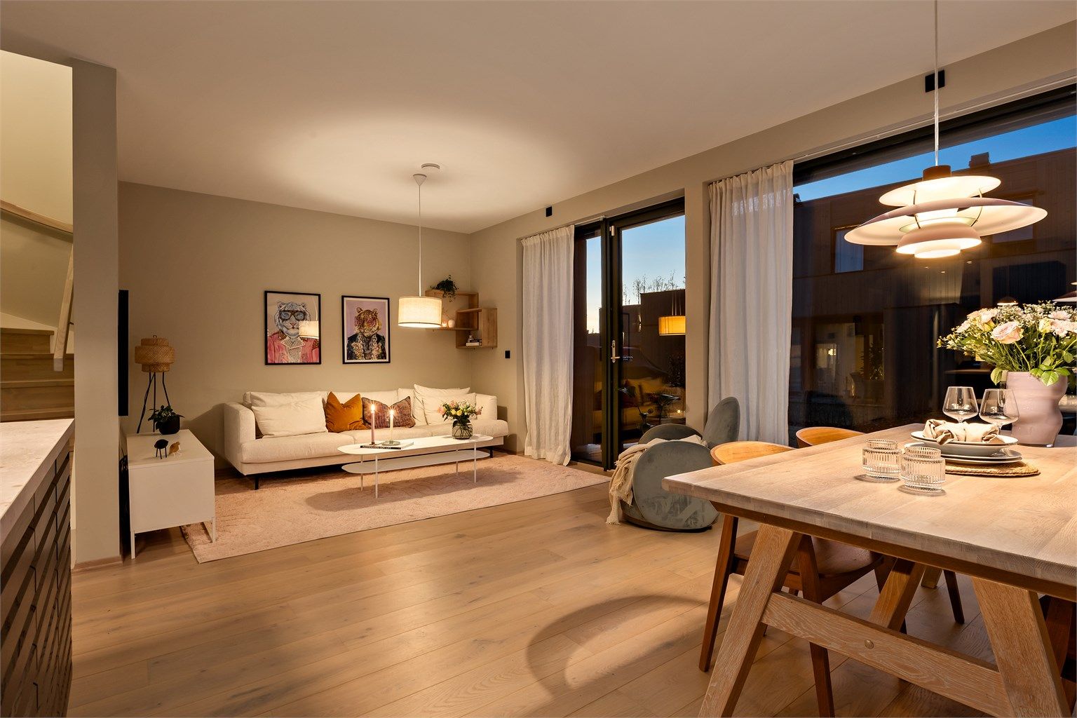 Gjennomtenkte material- og fargevalg gir boligen et helhetlig og rent uttrykk.