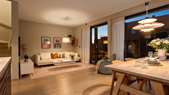 Gjennomtenkte material- og fargevalg gir boligen et helhetlig og rent uttrykk.
