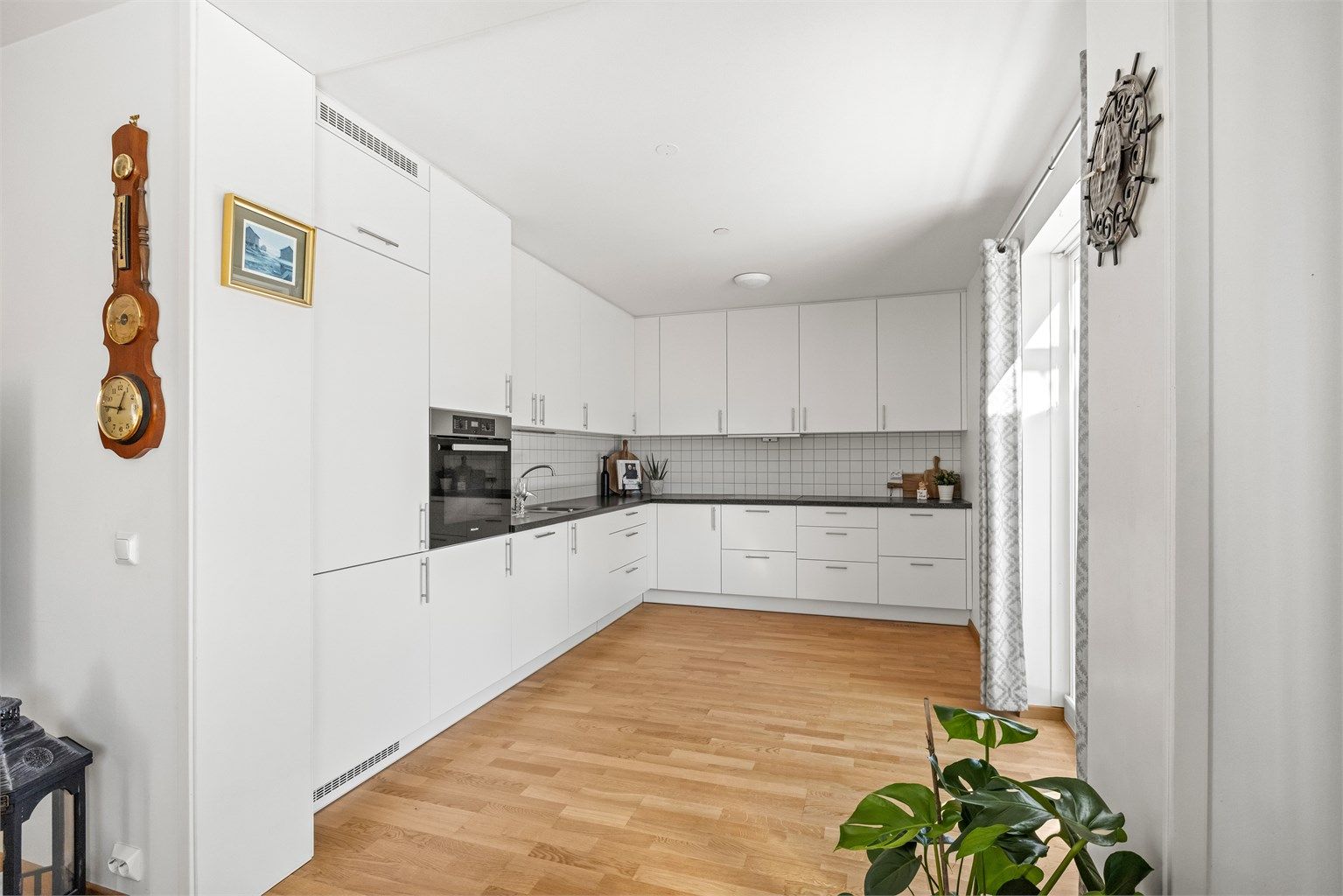 Kjøkkenet er utstyrt med integrerte hvitevarer og automatisk vannstopper for ekstra trygghet.