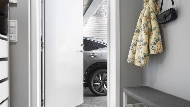Praktisk entré med flislagt gulv, gulvvarme og direkte adkomst fra carporten.