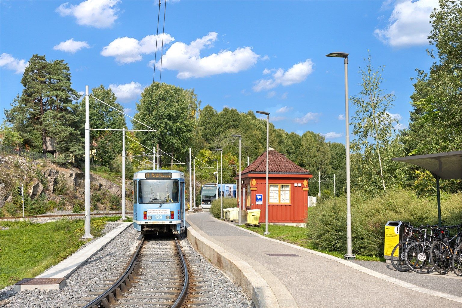 Kort vei til trikkeholdeplassen på Ljabru med rute 13 og 19, begge via Oslo sentrum. Gangavstand også til trikkeholdeplassen på Sæter. Det er også kort vei til buss i Ekebergveien