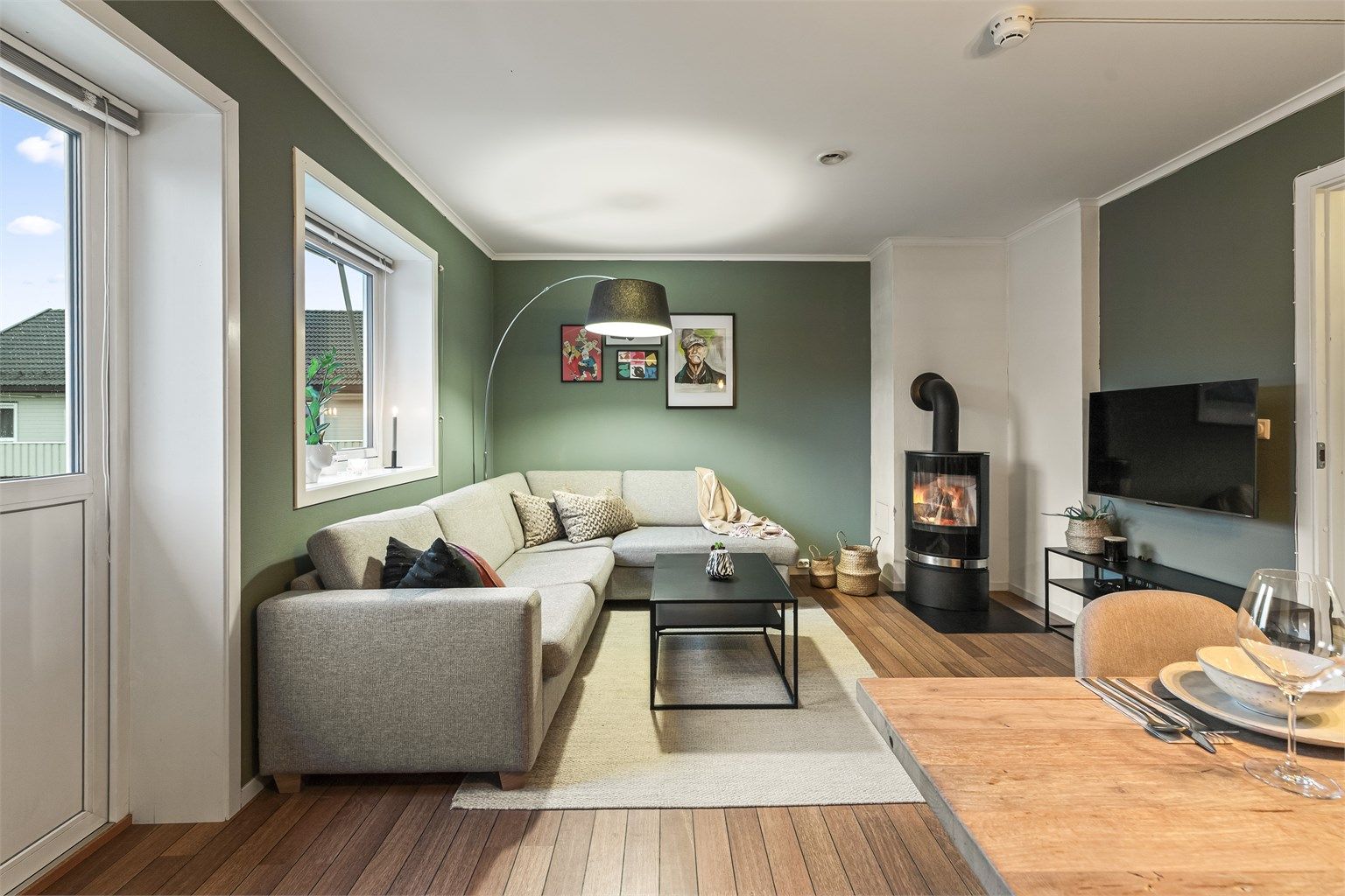 Den åpne stuen gir en god romfølelse og har rikelig med plass til både sofagruppe og spisebord.