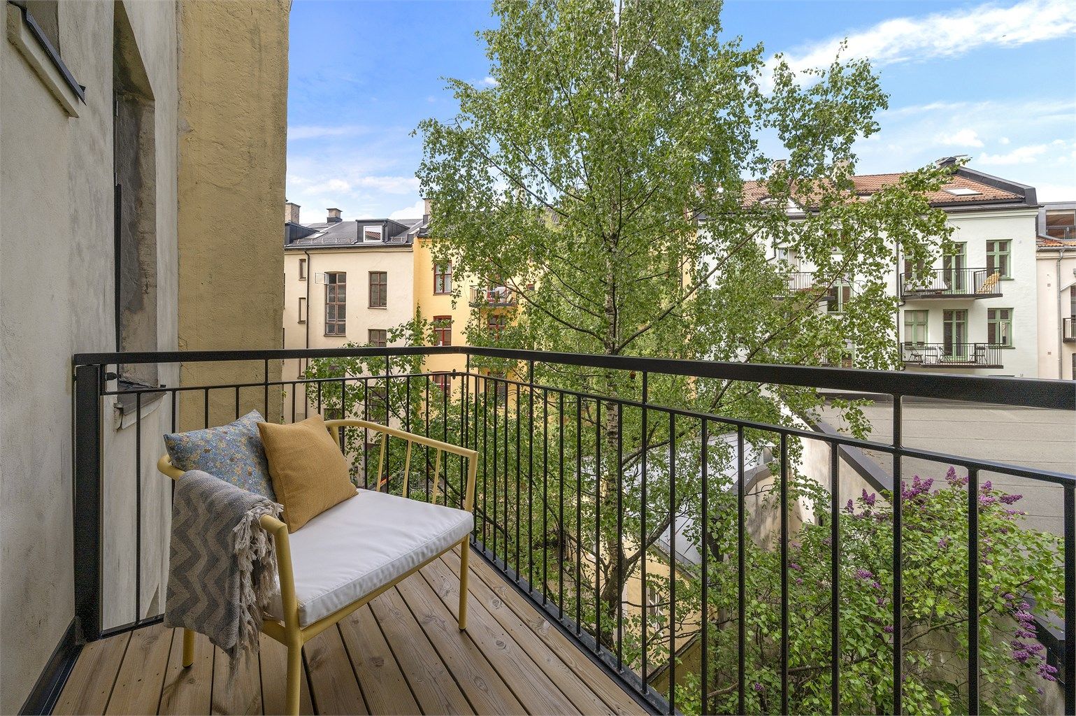 Velkommen til Rathkes gate 12A! En lys og lekker leilighet i hjertet av Løkka, presentert av Eiendomsmegler Krogsveen.