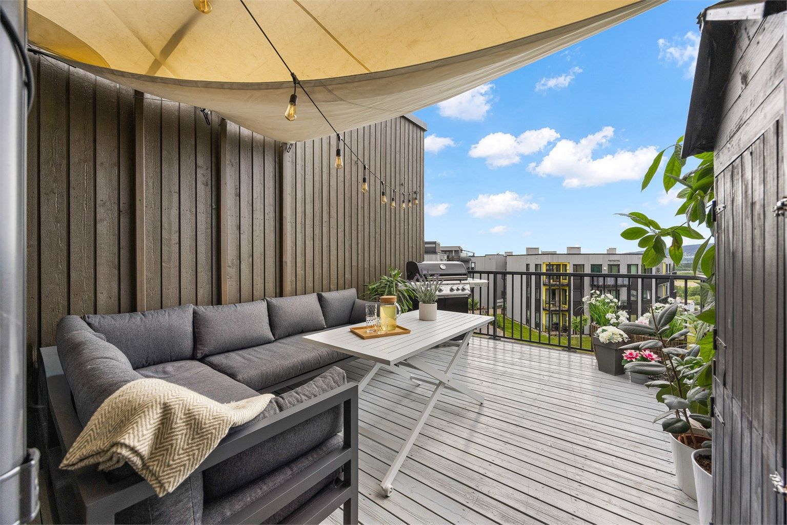 Den romslige terrassen på 15 m² oppleves som usjenert og har både utsikt og gode solforhold.
Foto: Rene Borghagen