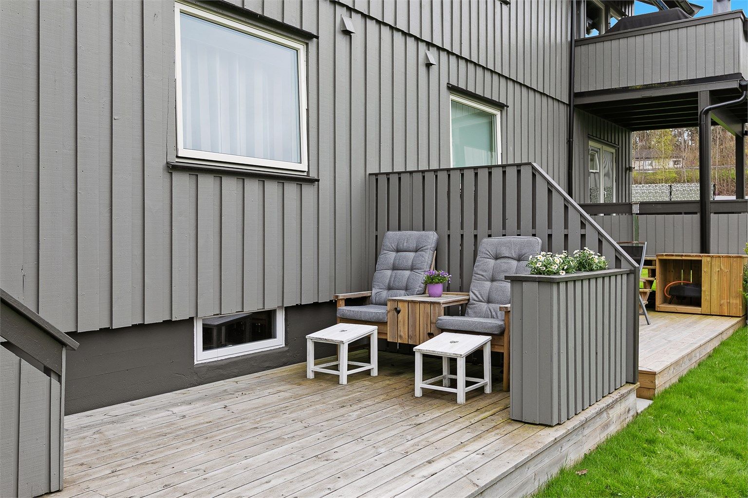 Vestvendt og solrik terrasse og platting