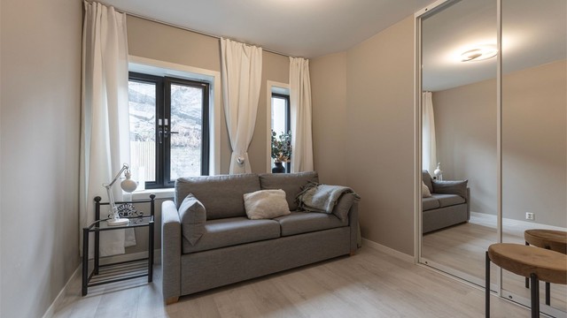 Soverom 2 er romslig og har god plass til ønsket sengestørrelse. Rommet er utstyrt med en stor skyvedørsgarderobe som gir gode oppbevaringsmuligheter.