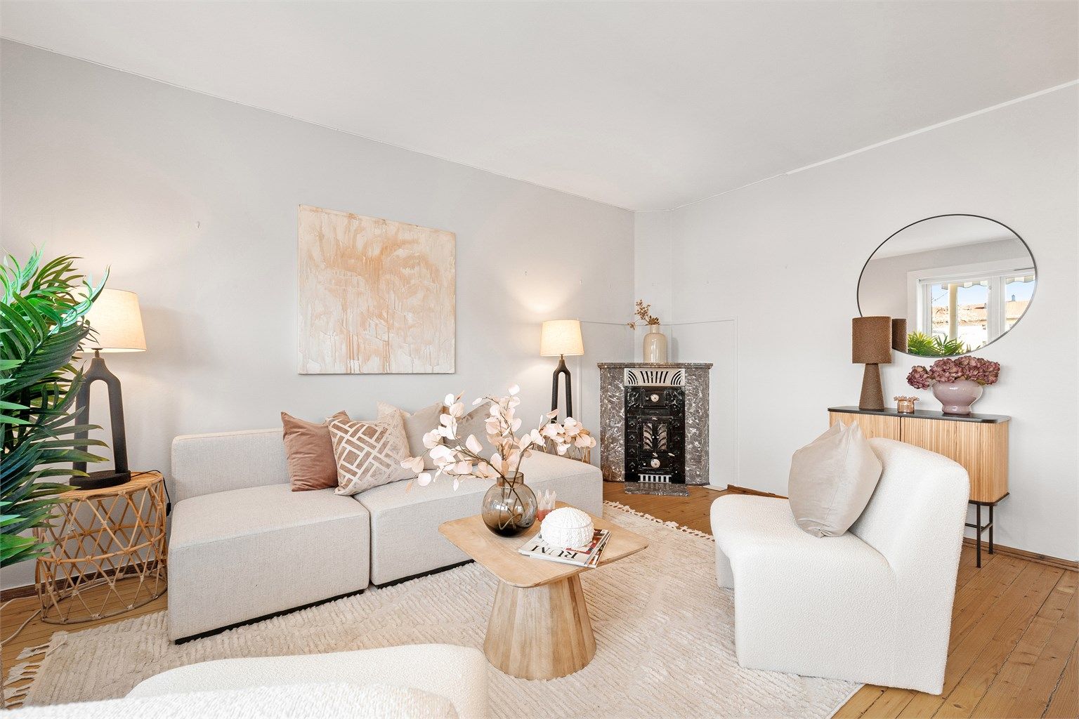 Stuen har lyse malte vegger og originale furugulv