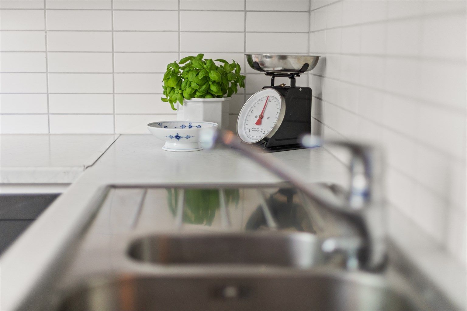 Kjøkkenet er utstyrt med ventilator med kullfilter og naturlig avtrekk.