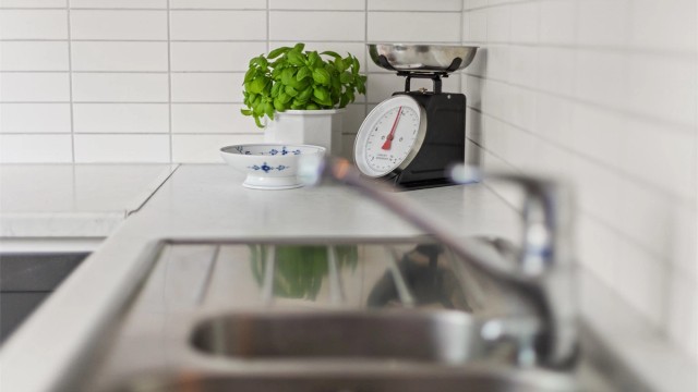 Kjøkkenet er utstyrt med ventilator med kullfilter og naturlig avtrekk.