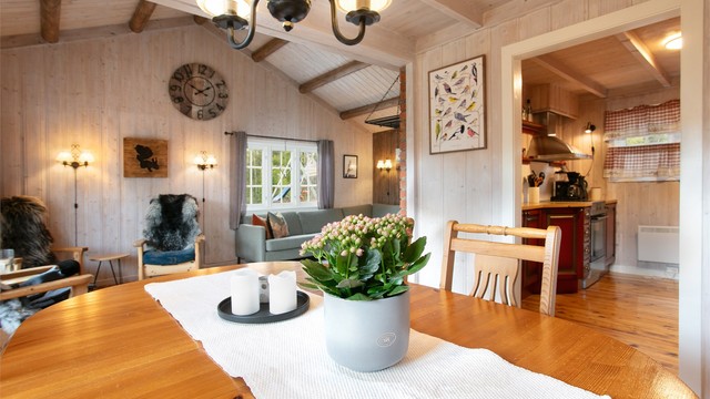 Spiseplassen ligger i åpen tilknytning til både stuen og kjøkkenet.