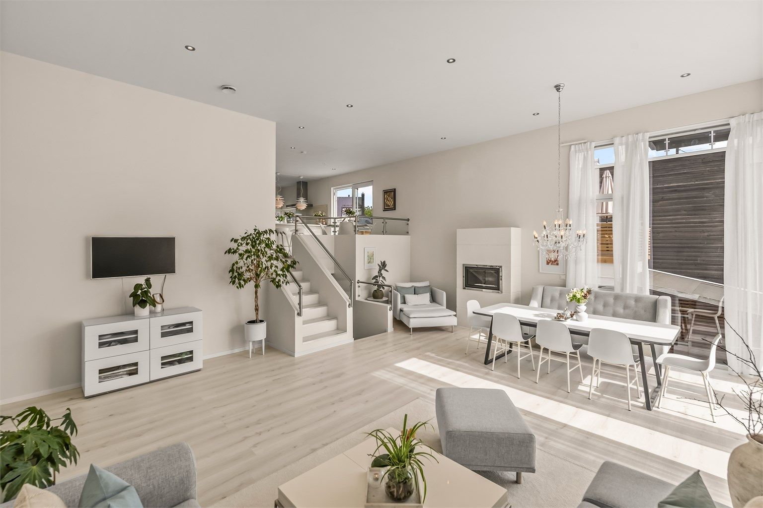 I hovedstuen er det særdeles god takhøyde 