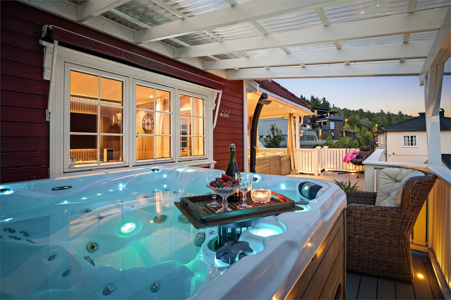 På terrassen er det etablert jacuzzi med eget takoverbygg (ikke byggemeldt).
